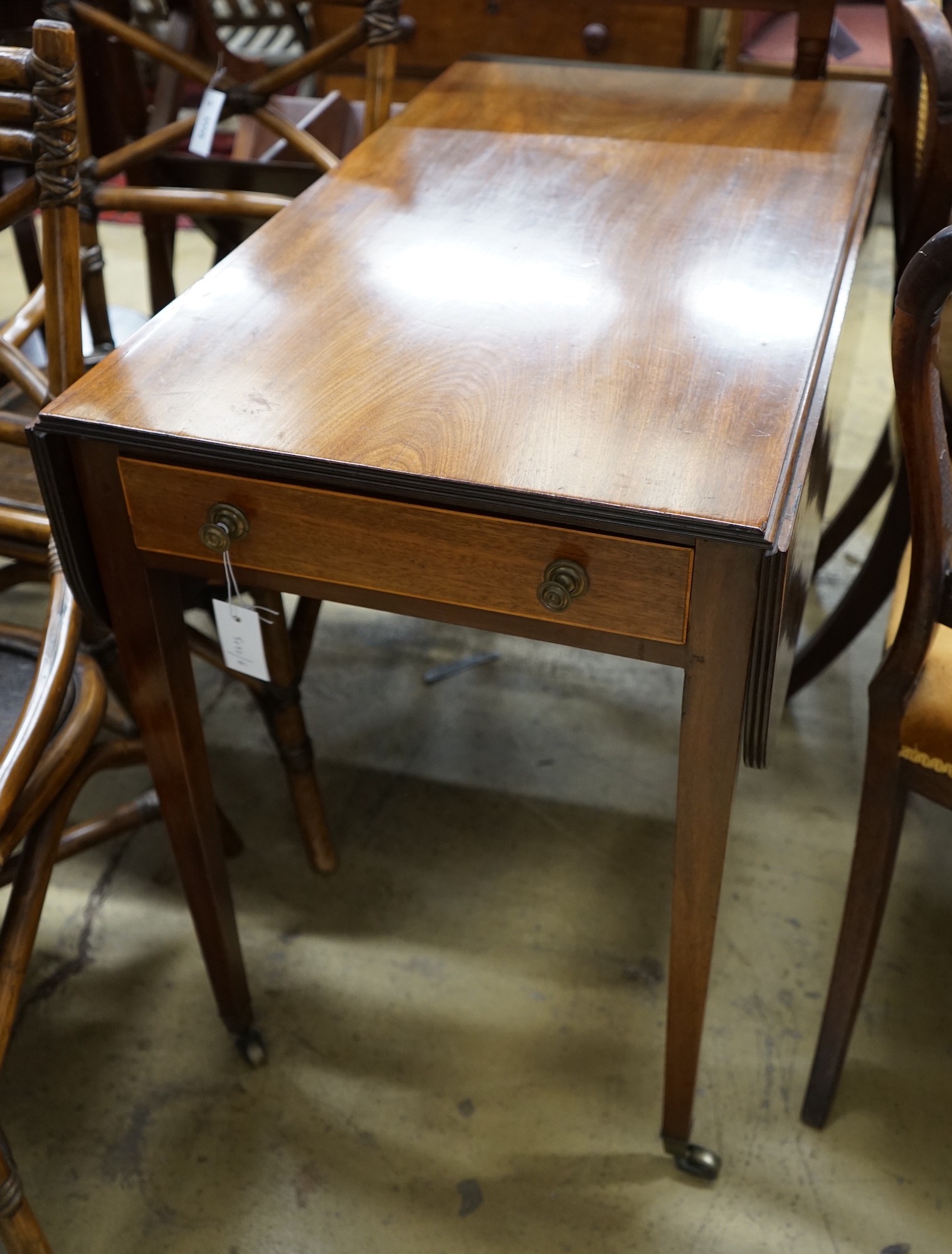 A George III mahogany Pembroke table, width 86cm, depth 50cm, height 72cm